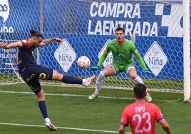 Rubén del Campo, del UCAM Murcia, remata de volea ante la mirada de Fran Martínez y Pipo, de la Deportiva Minera.