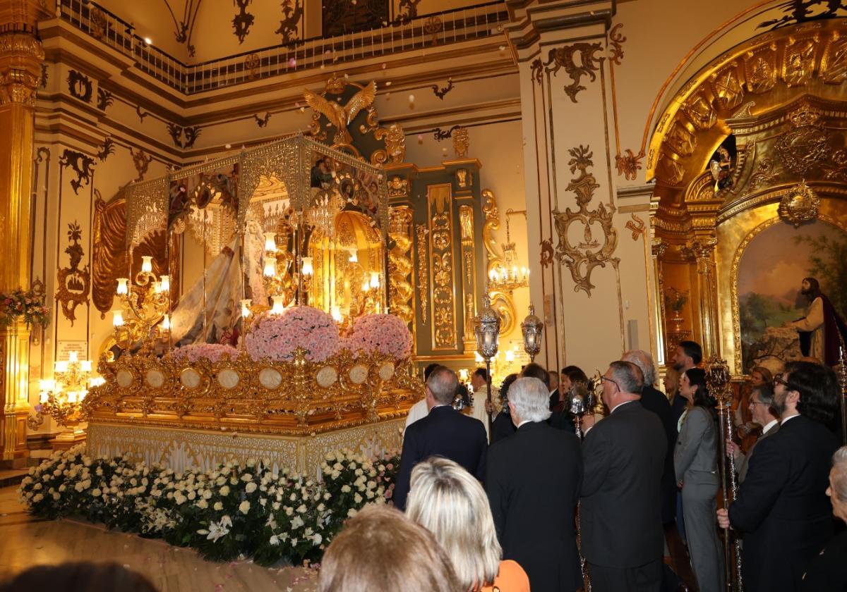 Salve a la Virgen de la Amargura en la capilla del Rosario, anoche.