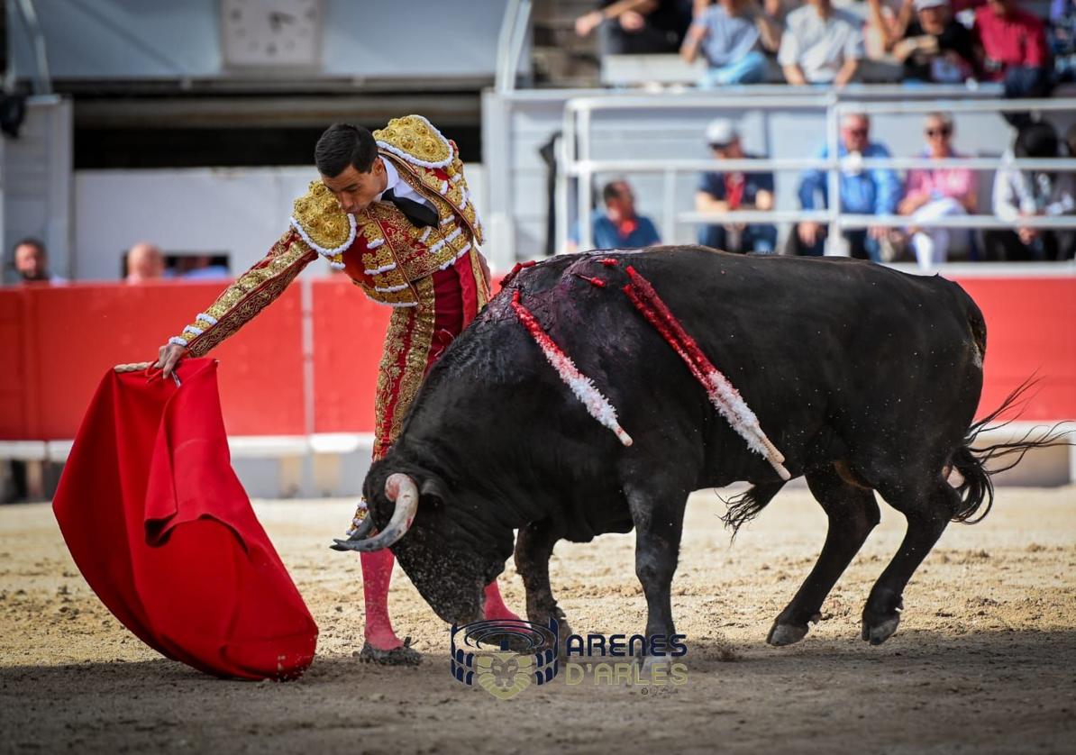 Paco Ureña se estrella con un lote sin fuerzas en Arles