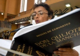 Una mujer lee 'El Quijote' en una imagen de archivo.