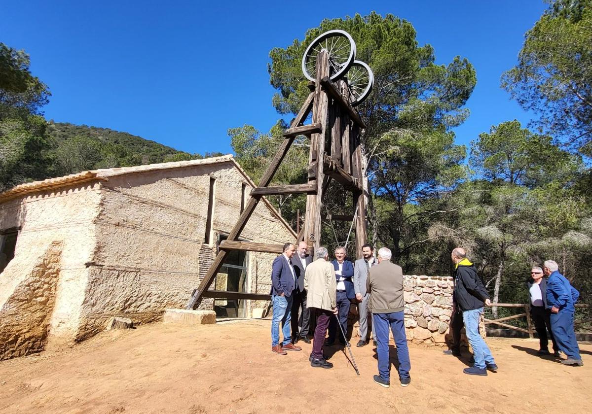 El consejero de Medio Ambiente, Juan María Vázquez, en la visita a la Mina de Santo Tomás en Calblanque.