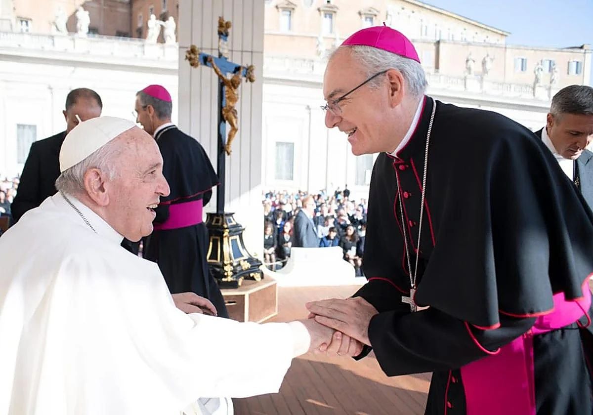 El obispo ceheginero Sebastián Chico Martínez saluda al Papa Francisco.