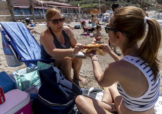 Lleno en Cala Cortina y Tentegorra para comer las monas del Lunes de Pascua, en imágenes
