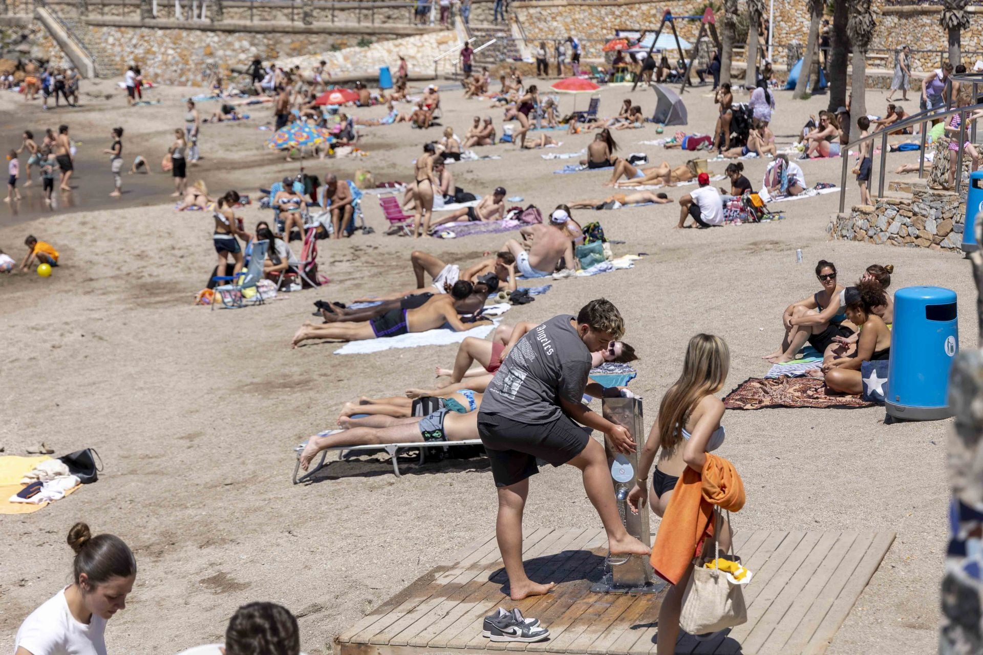 Lleno en Cala Cortina y Tentegorra para comer las monas del Lunes de Pascua, en imágenes