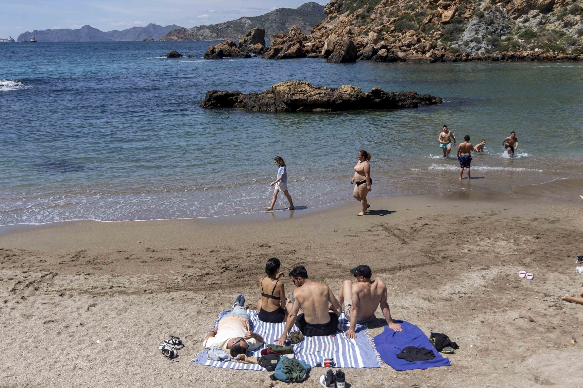Lleno en Cala Cortina y Tentegorra para comer las monas del Lunes de Pascua, en imágenes