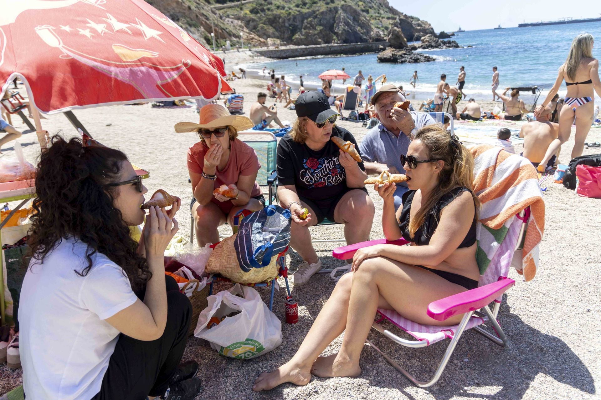 Lleno en Cala Cortina y Tentegorra para comer las monas del Lunes de Pascua, en imágenes