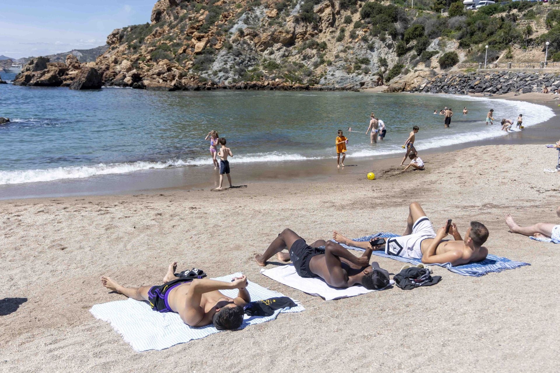 Lleno en Cala Cortina y Tentegorra para comer las monas del Lunes de Pascua, en imágenes