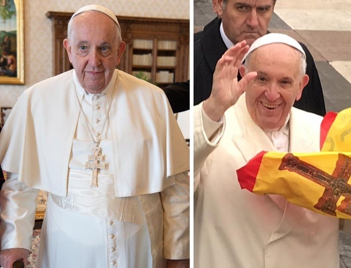 El Papa Francisco posa con el pectoral de la Cruz de Caravaca, en marzo de 2023, y junto a una bandera con la insignia.