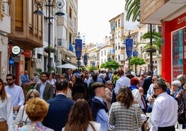 Calle Corredera abarrotada de gente el Viernes Santo por la mañana.