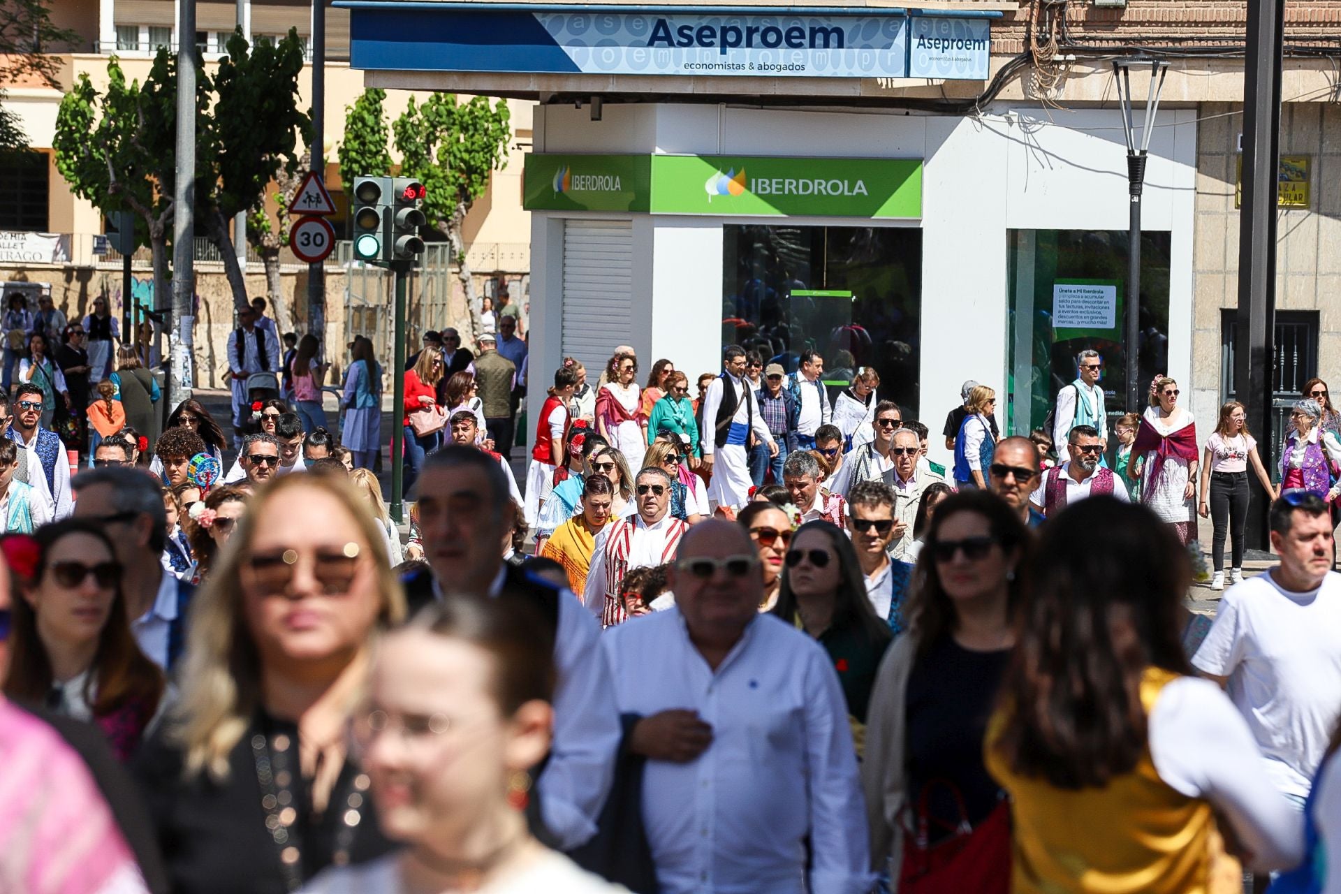 En imágenes, los huertanos inundan las calles del centro de Murcia