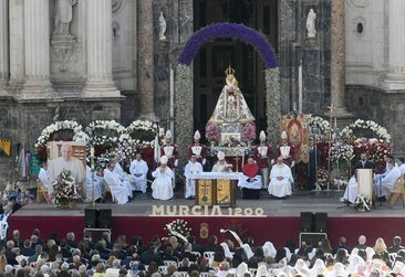 Belluga se impregna de luto durante la misa a la Patrona de Murcia