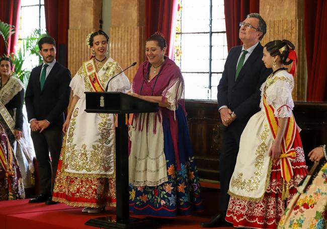 La vicepresidenta de la Federación habla en la recepción, con la Reina de la Huerta a la izquierda, el alcalde y la Reina Infantil