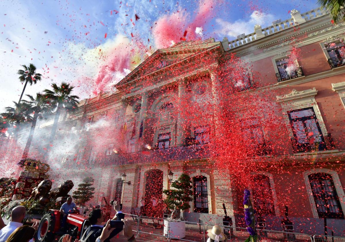 Lluvia de pétalos junto a la puerta principal del Ayuntamiento de Murcia.