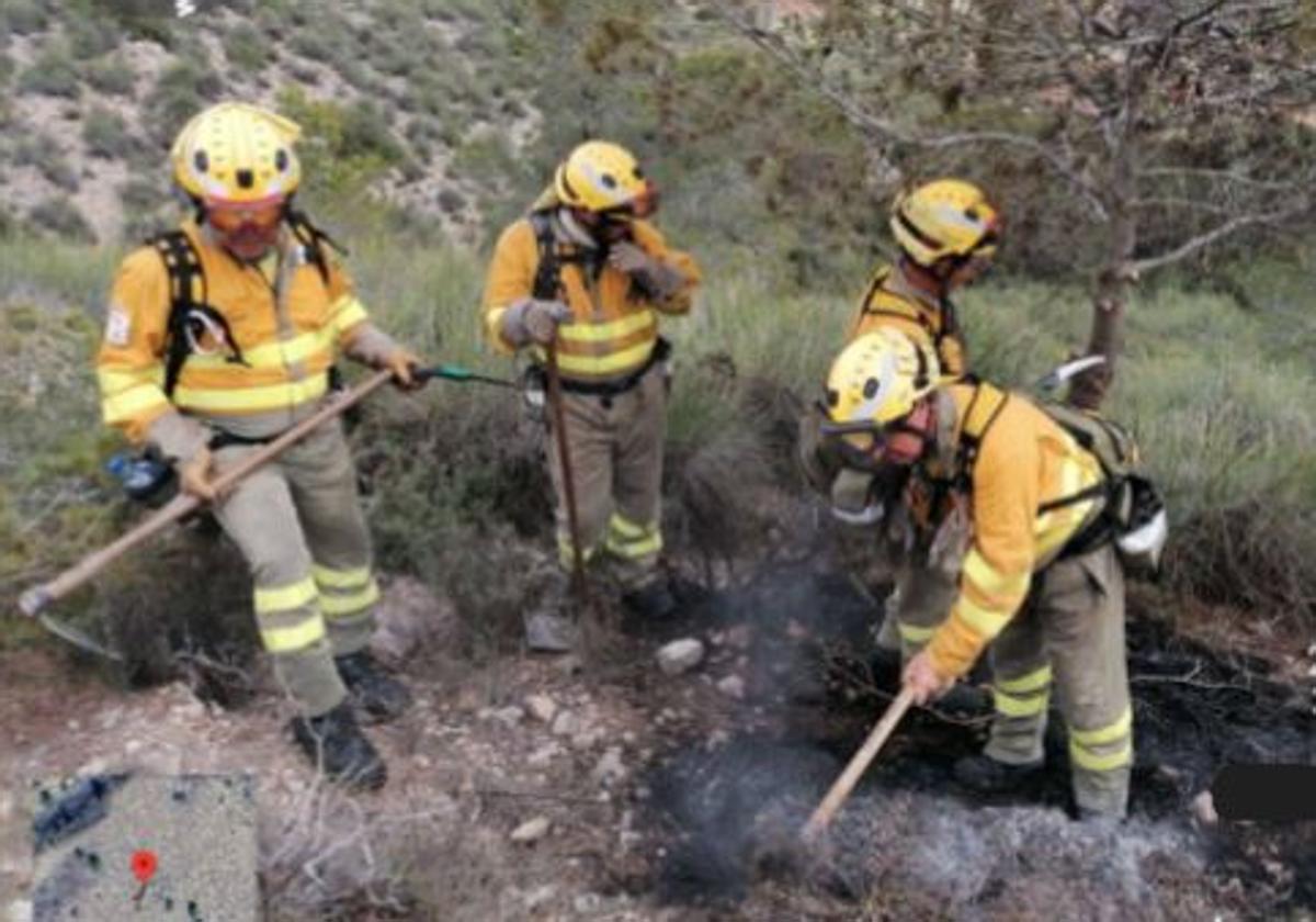 Extinguen un conato de incendio forestal originado por la caída de un rayo en Mula