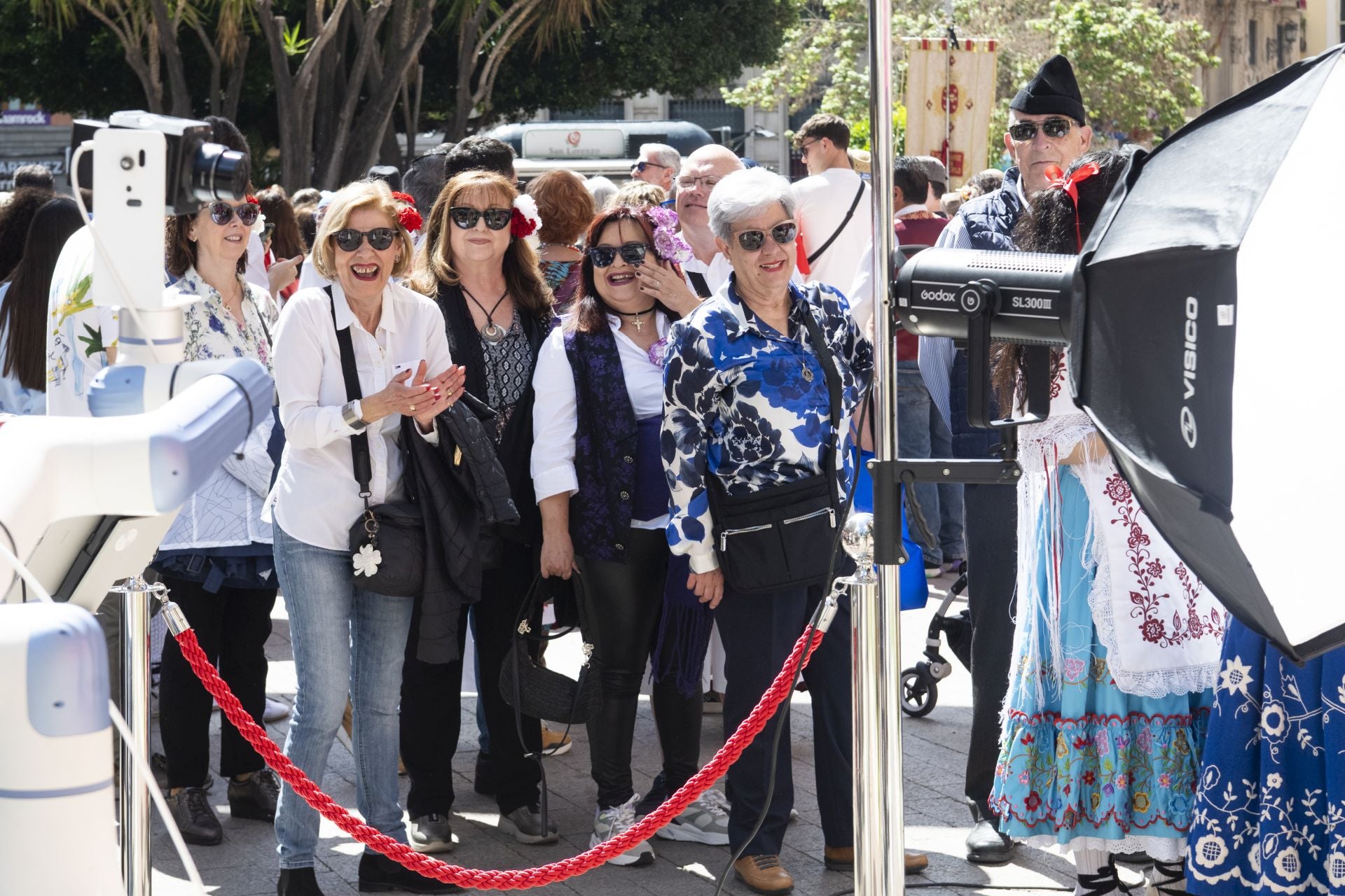 El &#039;Glambot&#039; de LA VERDAD y Photoflash Events en el Bando de la Huerta, en imágenes