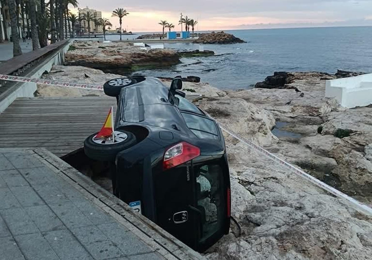 Rescatan a la conductora de un vehículo tras caer a las rocas del paseo marítimo de torrevieja | la verdad