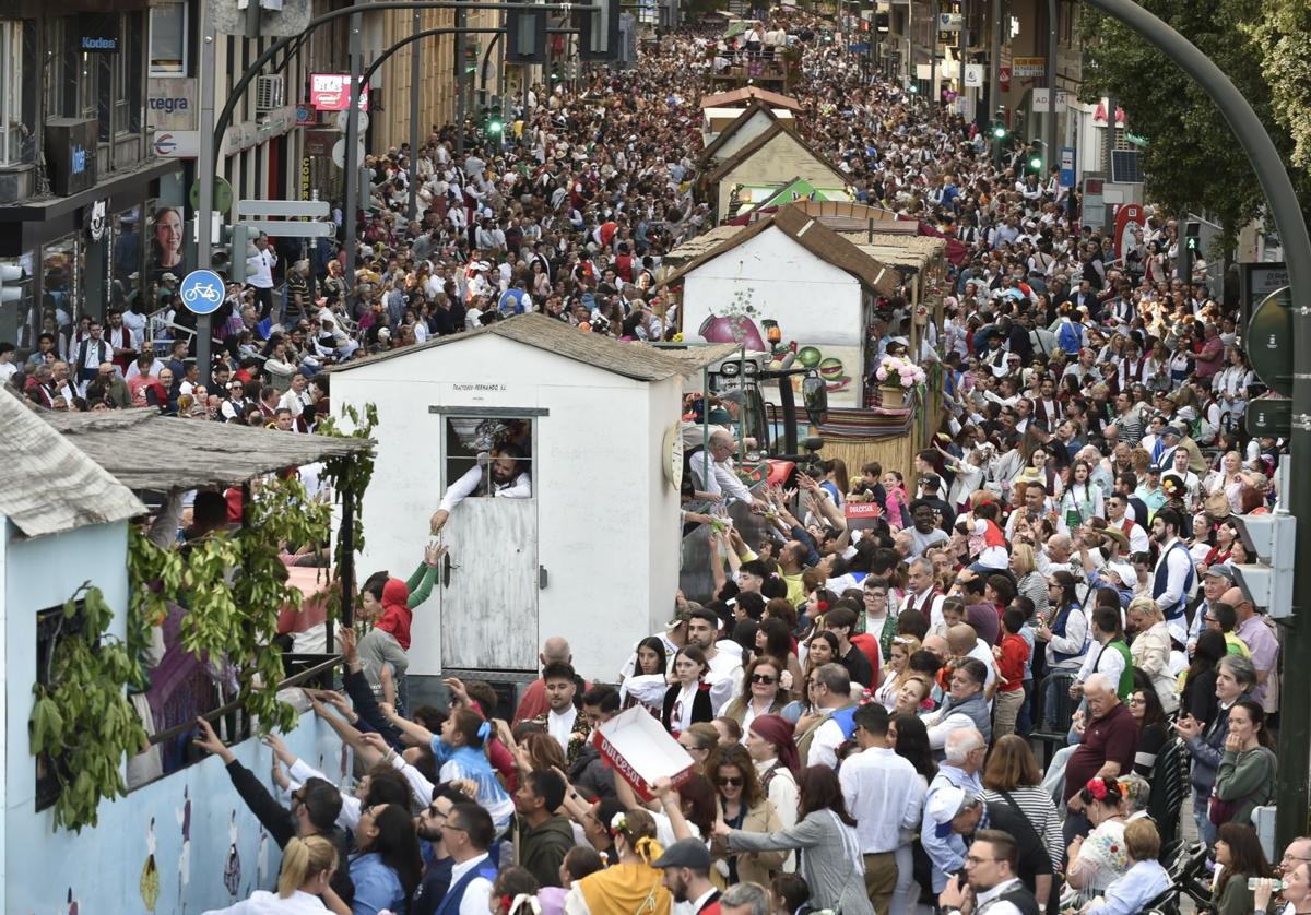 Huertanos agolpados ante las carrozas que reparten regalos en el desfile del Bando de la Huerta de este martes.