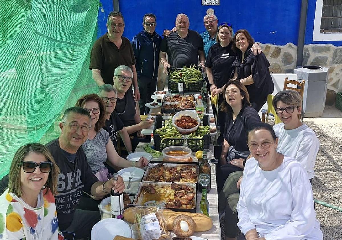 Varias familias celebran la festividad en una casa en el campo de Abarán.