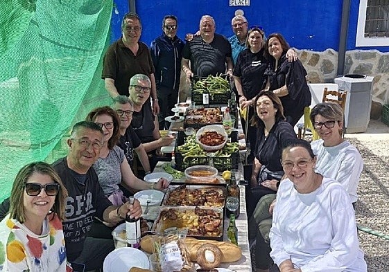 Varias familias celebran la festividad en una casa en el campo de Abarán.