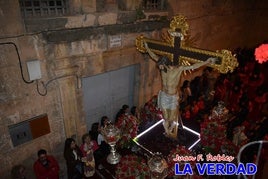 La imagen del Cristo de la Misericordia a su paso por la puerta del convento de las Madres Carmeltas en la calle Mayor.