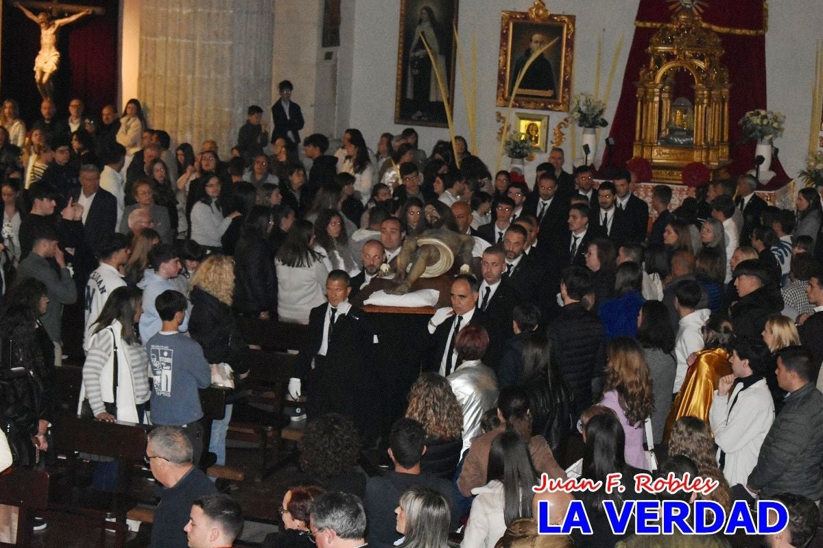 «La Soledad» acompaña hasta su capilla al «Cristo Yacente» en Caravaca de la Cruz