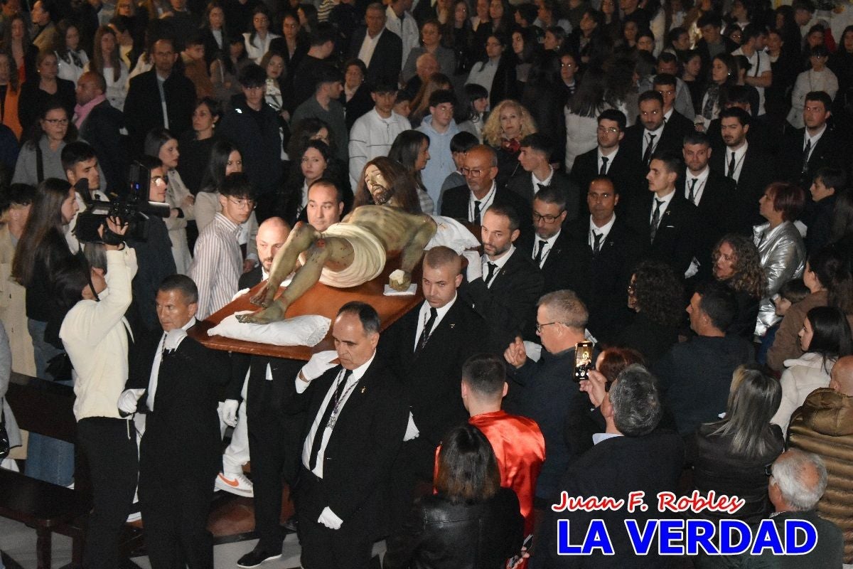 «La Soledad» acompaña hasta su capilla al «Cristo Yacente» en Caravaca de la Cruz