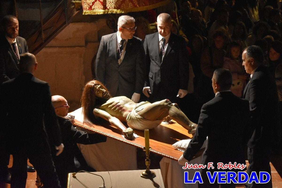 «La Soledad» acompaña hasta su capilla al «Cristo Yacente» en Caravaca de la Cruz