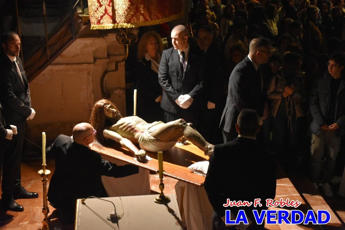 «La Soledad» acompaña hasta su capilla al «Cristo Yacente» en Caravaca de la Cruz