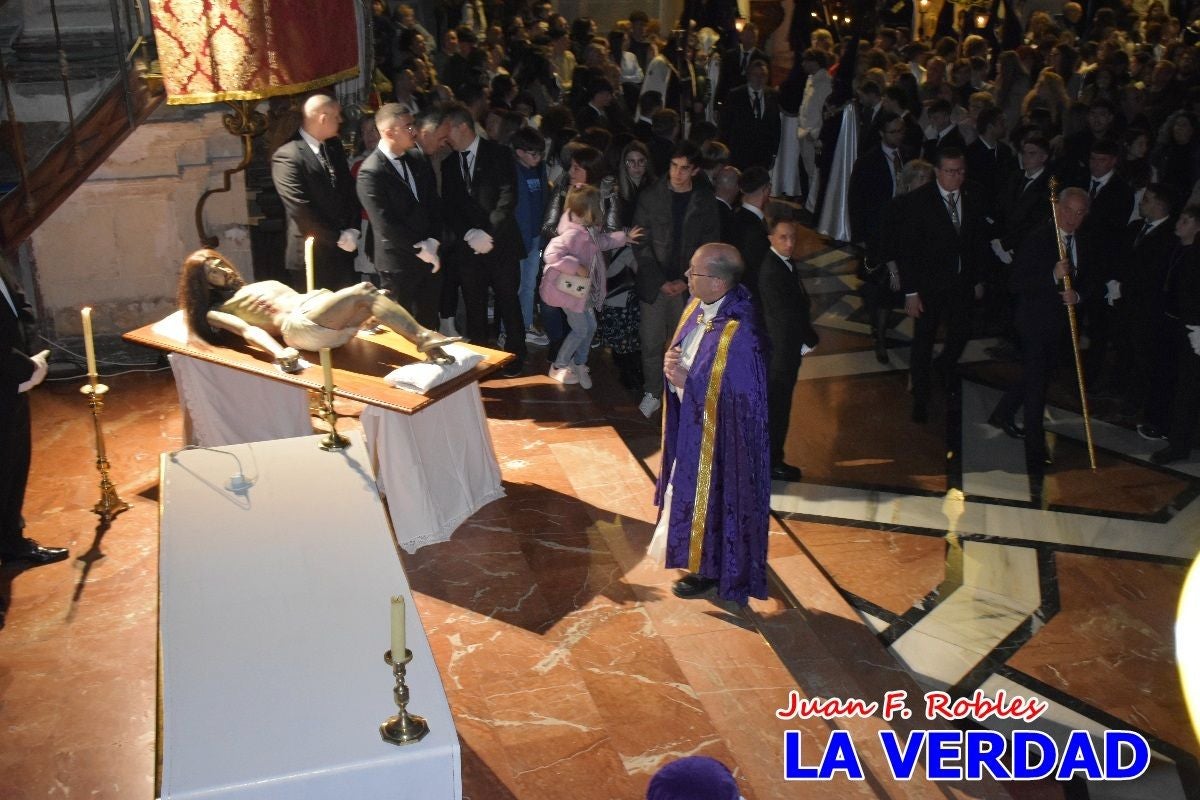 «La Soledad» acompaña hasta su capilla al «Cristo Yacente» en Caravaca de la Cruz