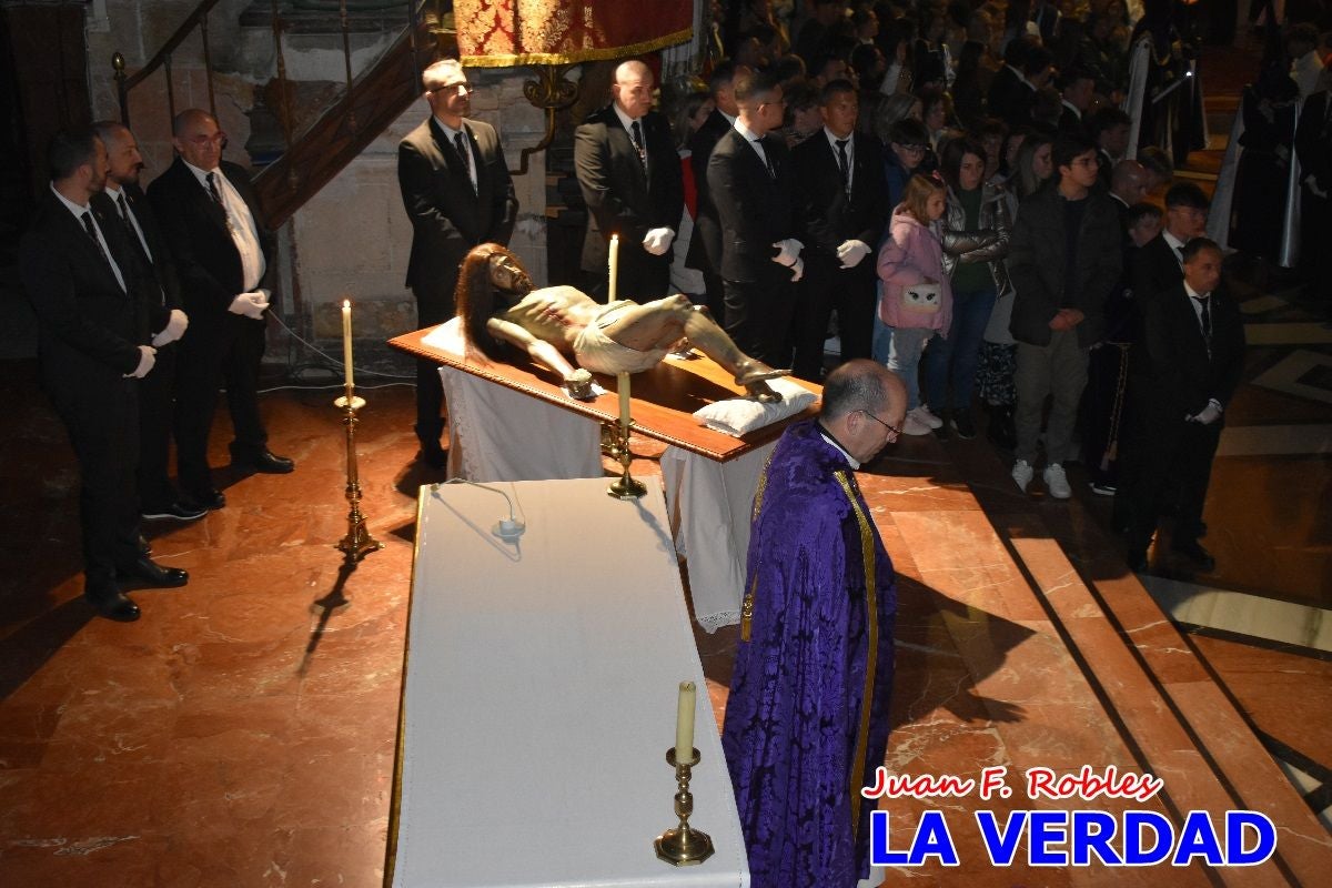 «La Soledad» acompaña hasta su capilla al «Cristo Yacente» en Caravaca de la Cruz