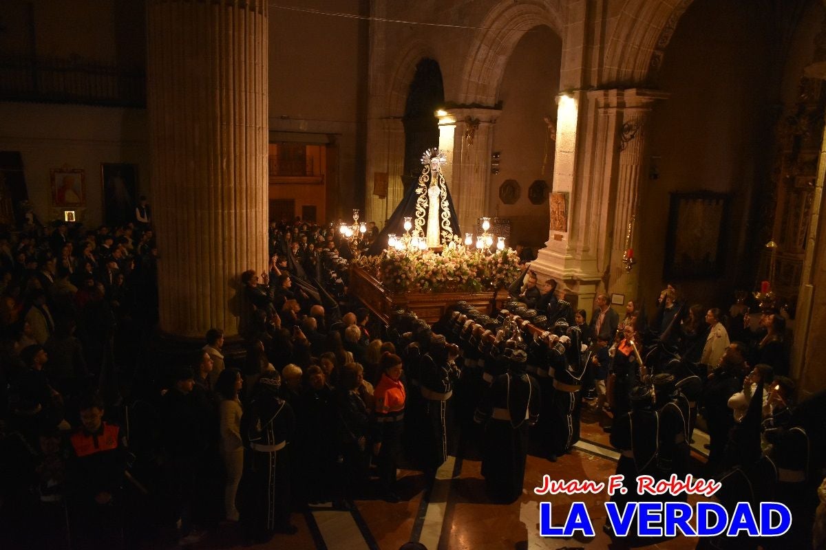 «La Soledad» acompaña hasta su capilla al «Cristo Yacente» en Caravaca de la Cruz