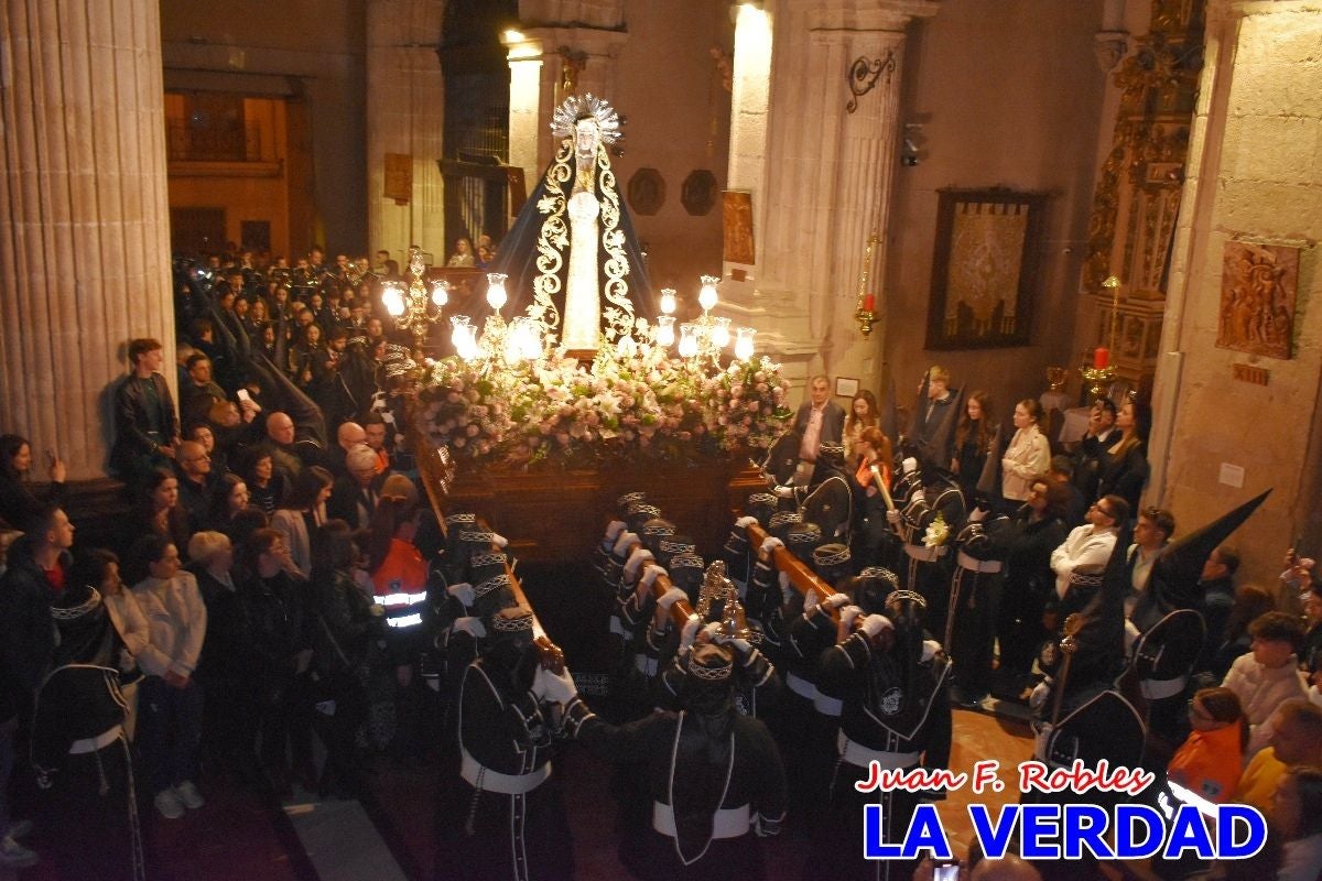 «La Soledad» acompaña hasta su capilla al «Cristo Yacente» en Caravaca de la Cruz