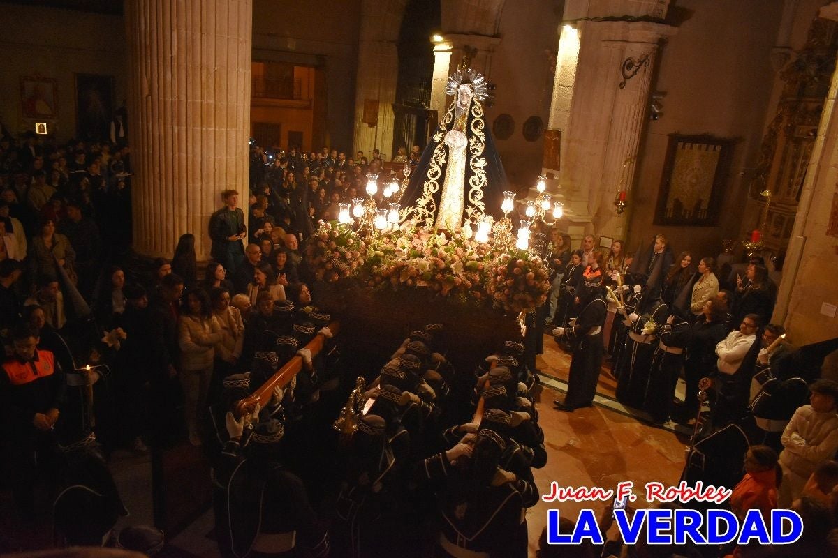 «La Soledad» acompaña hasta su capilla al «Cristo Yacente» en Caravaca de la Cruz