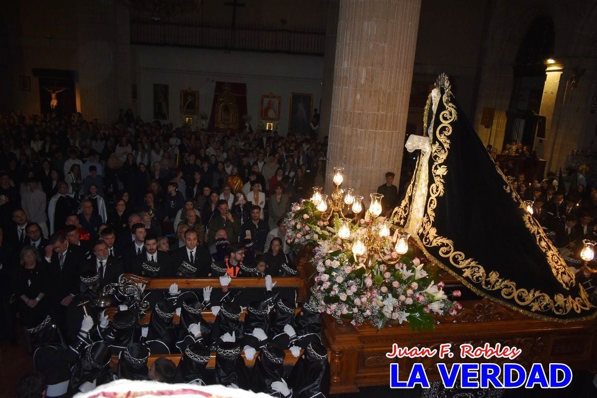 «La Soledad» acompaña hasta su capilla al «Cristo Yacente» en Caravaca de la Cruz
