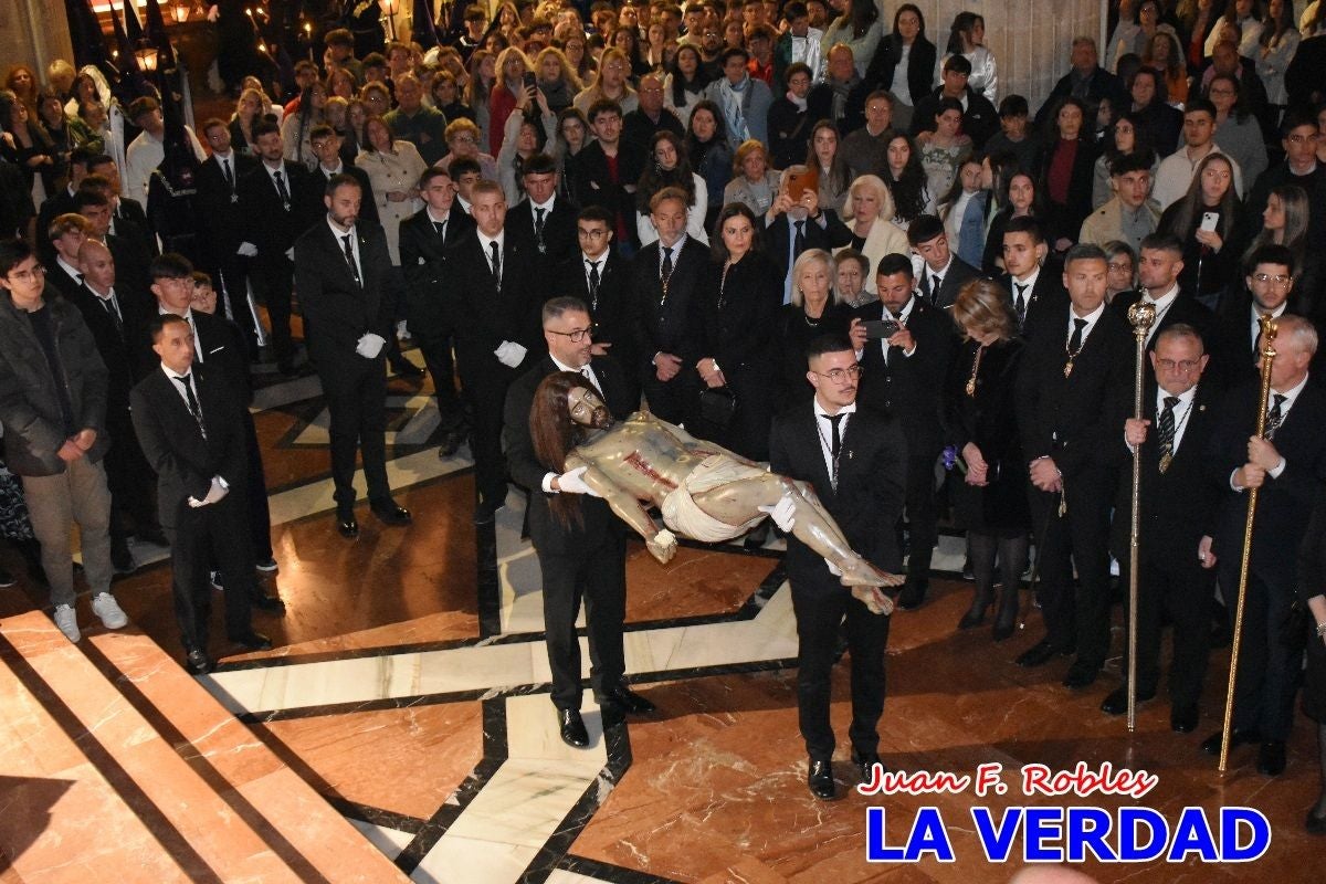 «La Soledad» acompaña hasta su capilla al «Cristo Yacente» en Caravaca de la Cruz