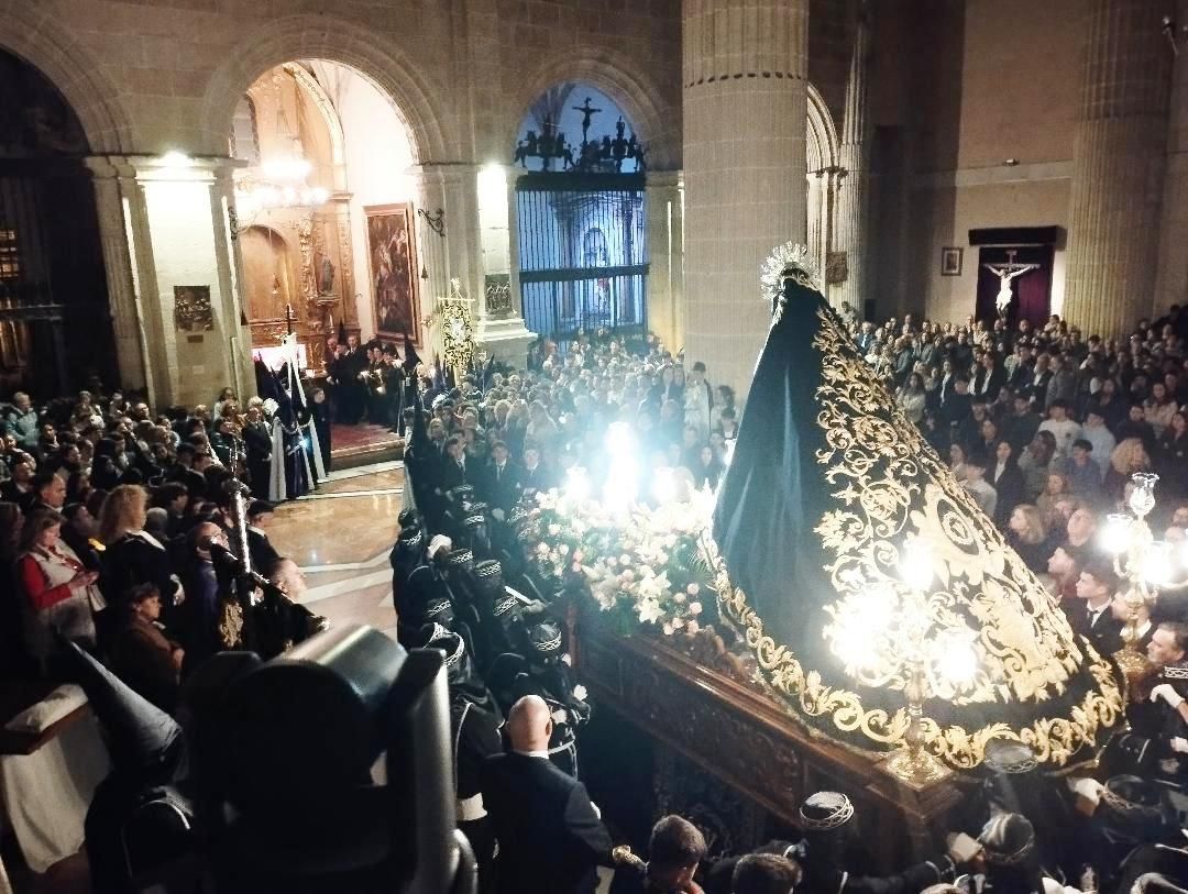 «La Soledad» acompaña hasta su capilla al «Cristo Yacente» en Caravaca de la Cruz
