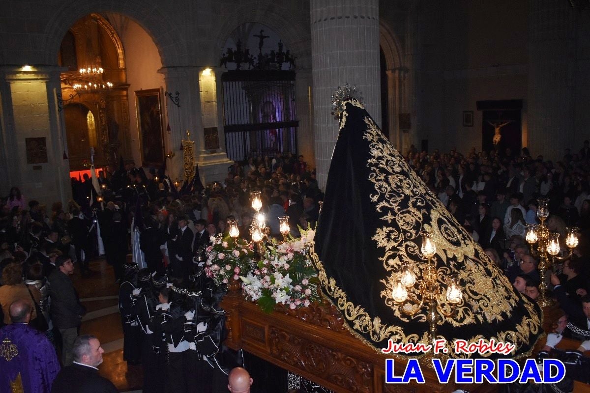«La Soledad» acompaña hasta su capilla al «Cristo Yacente» en Caravaca de la Cruz