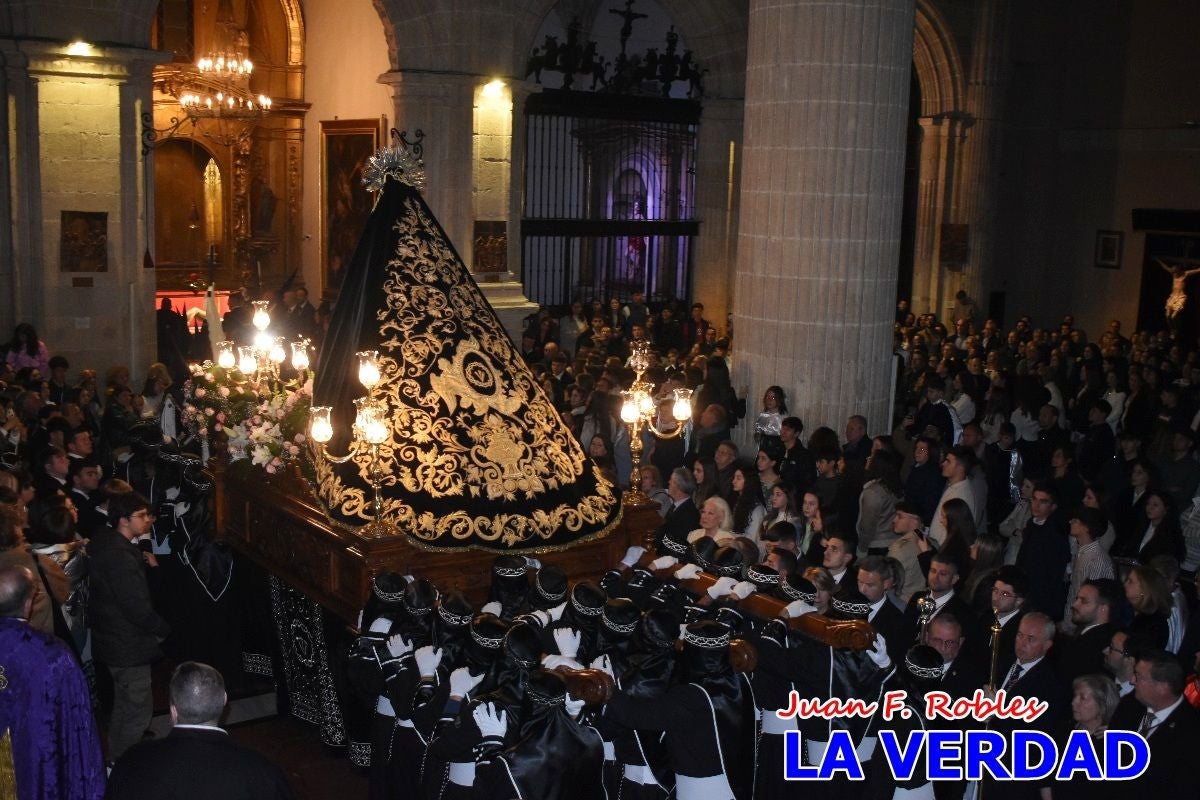 «La Soledad» acompaña hasta su capilla al «Cristo Yacente» en Caravaca de la Cruz