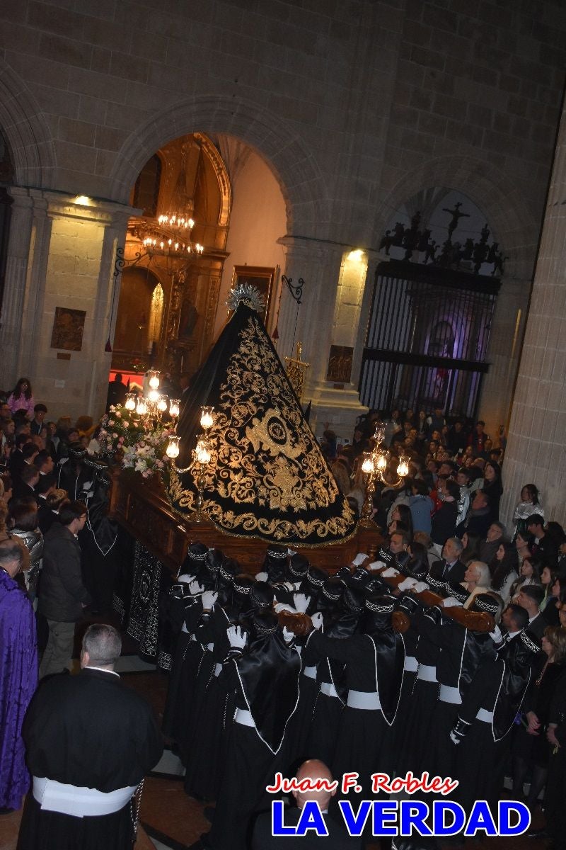 «La Soledad» acompaña hasta su capilla al «Cristo Yacente» en Caravaca de la Cruz