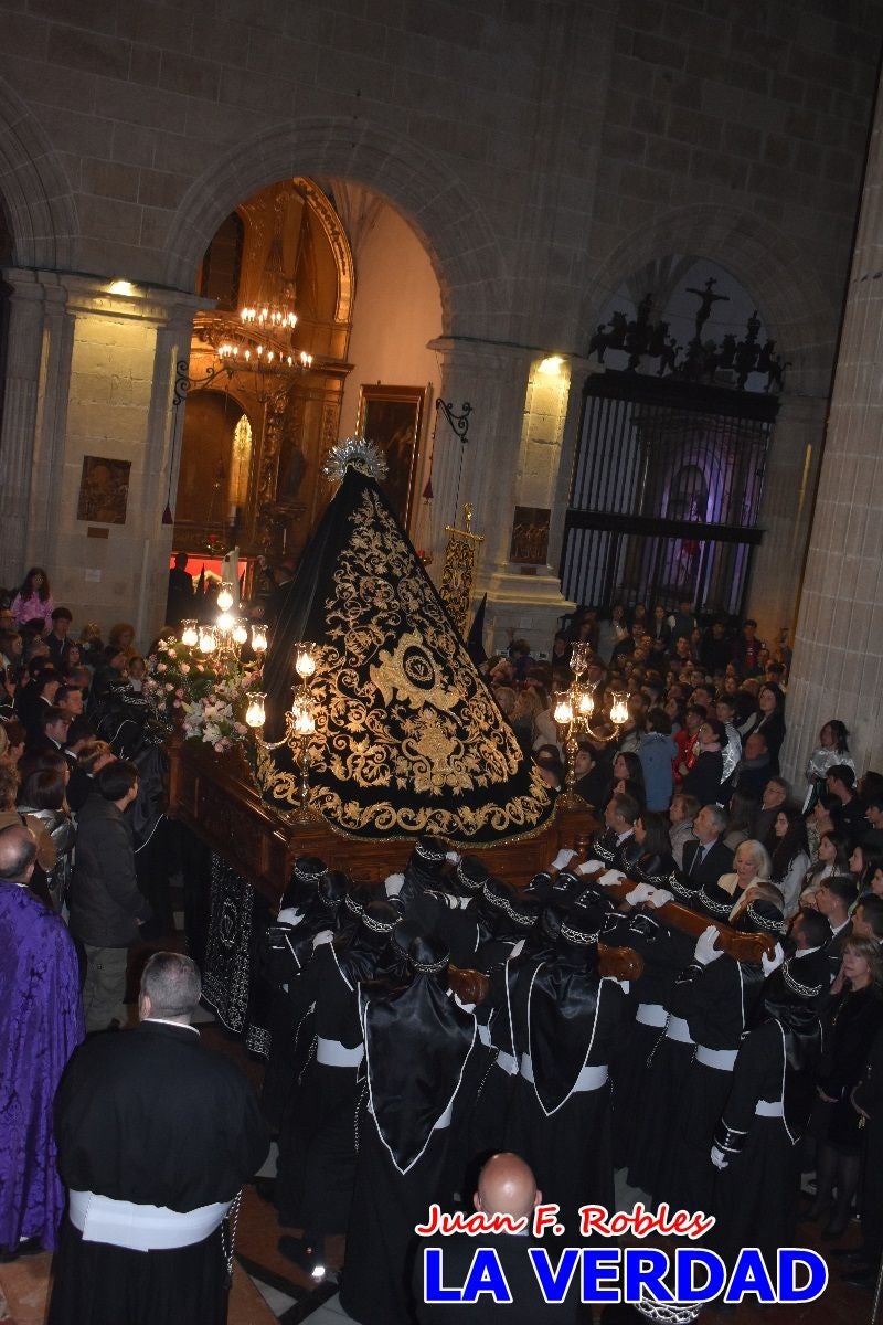«La Soledad» acompaña hasta su capilla al «Cristo Yacente» en Caravaca de la Cruz