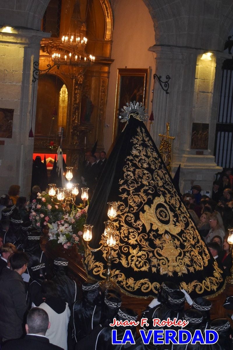 «La Soledad» acompaña hasta su capilla al «Cristo Yacente» en Caravaca de la Cruz