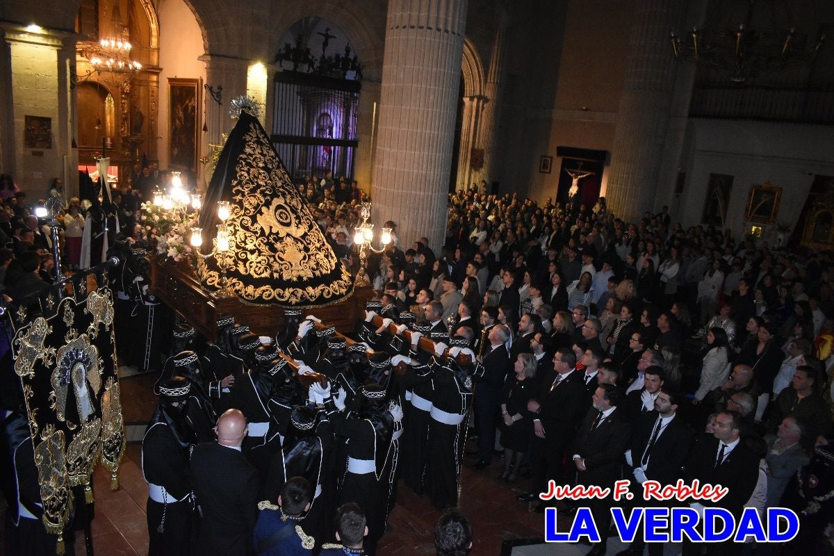 «La Soledad» acompaña hasta su capilla al «Cristo Yacente» en Caravaca de la Cruz