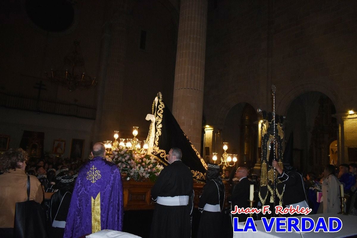 «La Soledad» acompaña hasta su capilla al «Cristo Yacente» en Caravaca de la Cruz