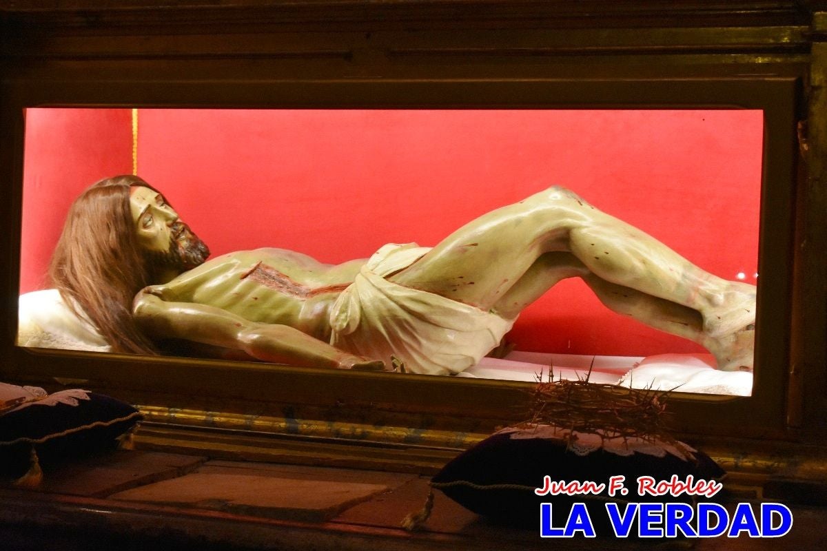 «La Soledad» acompaña hasta su capilla al «Cristo Yacente» en Caravaca de la Cruz