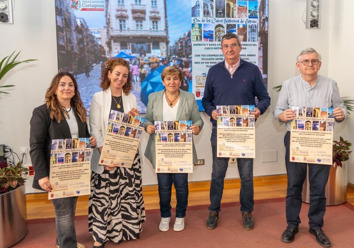 Las tiendas del casco histórico de cartagena reparten 500 regalos por comprar hasta el viernes | la verdad