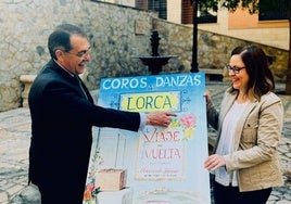 El concejal de Cultura y la presidenta de Coros y Danzas durante la presentación del espectáculo.