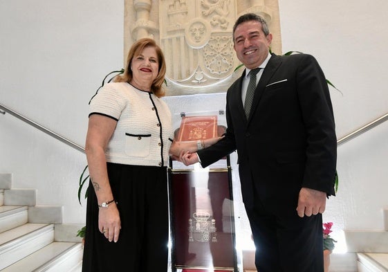Paqui Terol y Joaquín Buendía, este jueves en la escalinata del acceso al Ayuntamiento de Alcantarilla.