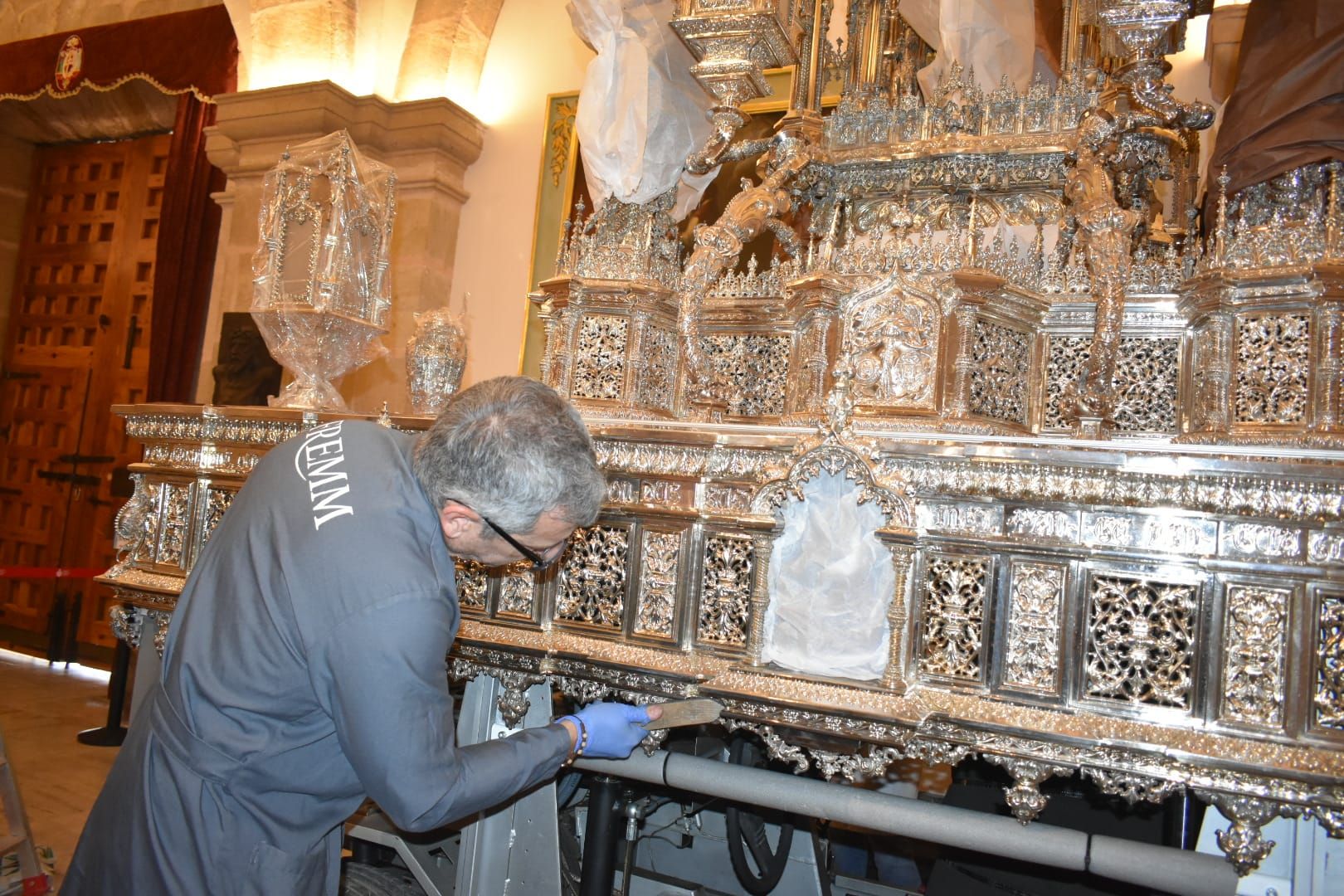 Alumnos de la FREMM limpian la Custodia Procesional de la Cruz de Caravaca