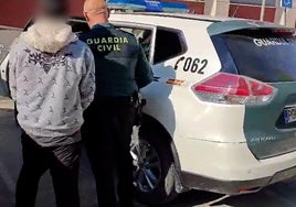 Un agente lleva al detenido hasta el vehículo de la Benemérita.