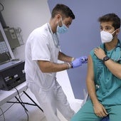 Un sanitario recibe una dosis de la vacuna estacional.